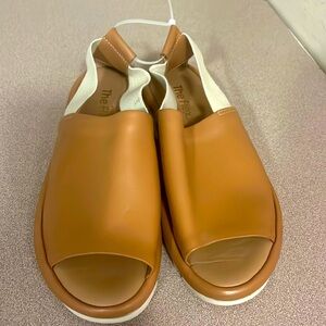 Wat Is Wav 2 Sandal (Women)
The FLEXX